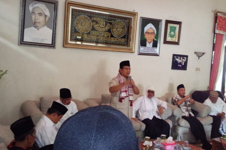 Bakal Calon Presiden RI, Prabowo Subianto, saat berdialog dengan para kiai dan pengasuh Pesantren Tambakberas Jombang, di kediaman KH. Hasib Wahab Chasbullah, Kamis (6/9/2018).