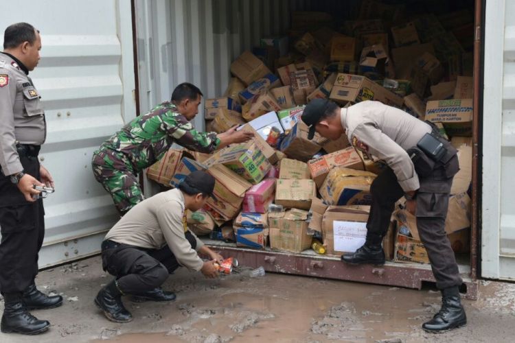 Aparat TNI dan Polri menerima kedatangan bahan makanan yang di persiapkan untuk masyarakat di Kampung Banti dan Kimberley.