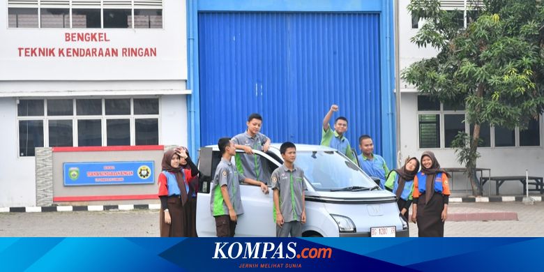 Saat Jokowi Berikan Mobil Listrik untuk Bantu Pembelajaran Siswa SMK ...