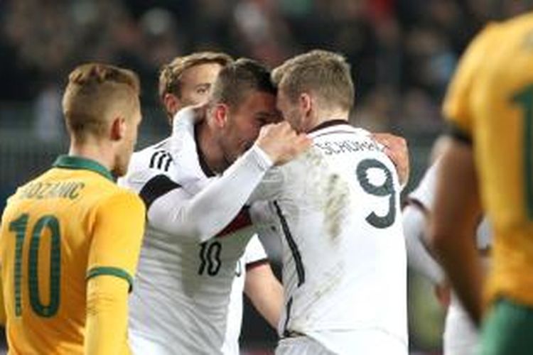 Striker tim nasional Jerman, Lukas Podolski (kiri) saat merayakan golnya ke gawang Australia pada pertandingan persahabatan di Fritz-Walter-Stadion, Kaiserslautern, Rabu atau Kamis (26/3/2015) dini hari WIB. 