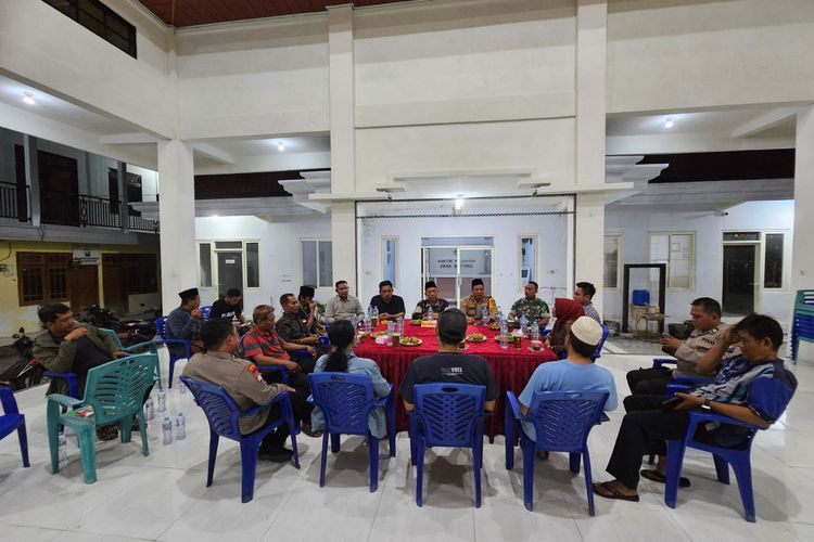 Mediasi melibatkan pihak terkait yang dilaksanakan di Balai Desa Betiting, Kecamatan Cerme, Gresik, Jawa Timur, Kamis (9/5/2024) malam.