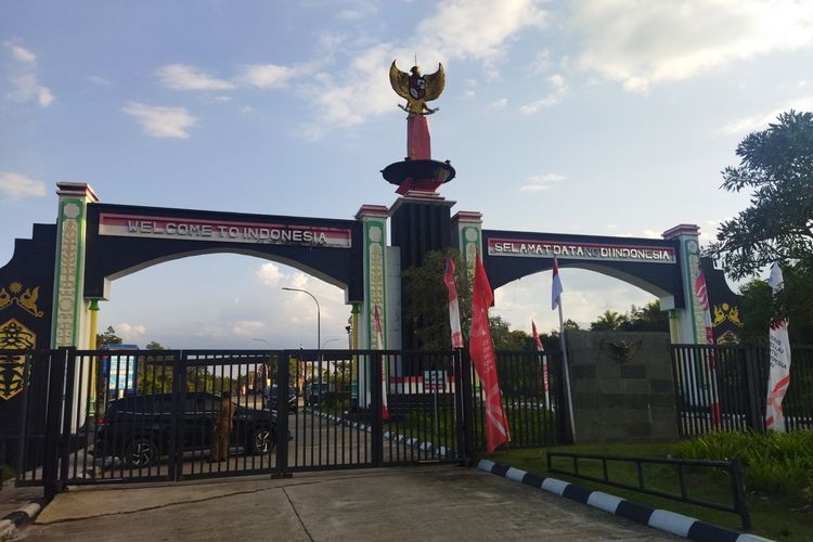 Pemandangan gerbang di kawasan Pos Lintas Batas Negara (PLBN) Aruk, Desa Sebunga, Kecamatan Sajingan Besar, Kabupaten Sambas, Senin (28/8/2023).