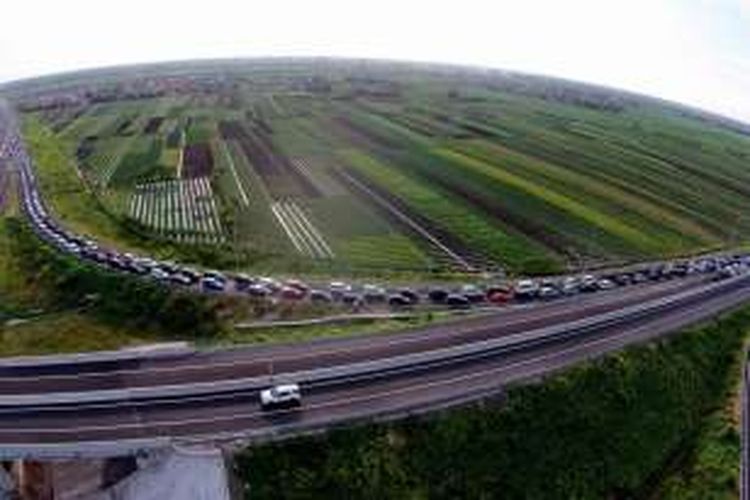 Kemacetan mengular sepanjang 18 kilometer di ruas tol Pejagan - Brebes Timur, Jawa Tengah, Jumat (01/07/2016). Puncak arus mudik diperkirakan terjadi pada H-3 lebaran.