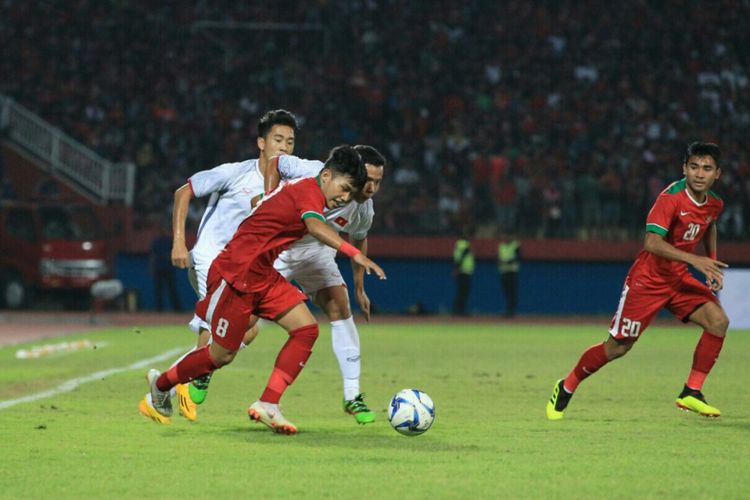 Gelandang Indonesia, Witan Sulaeman (merah) saat berlalaga melawan Vietnam pada laga keempat fase Grupa A Piala AFF U-19 di Stadion Gelora Delta, Sidoarjo, Sabtu (7/7/2018)