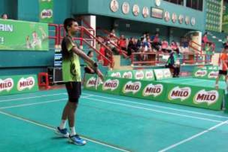 Ivan Adi Cahyono (12) peserta tunggal putra kategori perorangan kelompok usia U-13 dari Klub Bintang Badminton Bogor di pertandingan semifinal SIRNAS-MILO School Competition Surabaya di GOR Sudirman (21/10)