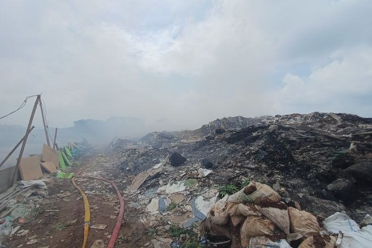 Tumpukan Sampah di Kelapa Gading Jakut Terbakar, Sudah 6 Jam Api Belum Padam