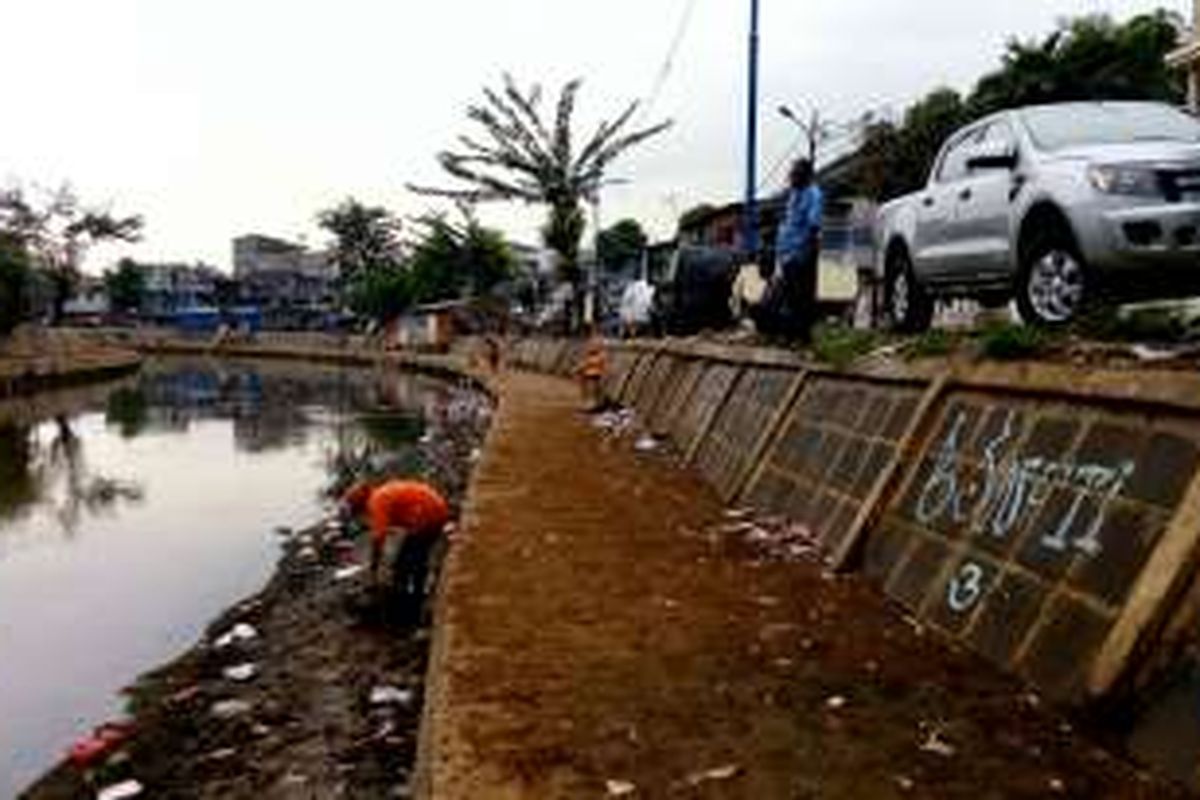 Petugas membersihkan Kali Ciliwung di belakang kantor kelurahan Kwitang, Senen, Jakarta Pusat, Senin (16/5/2016).