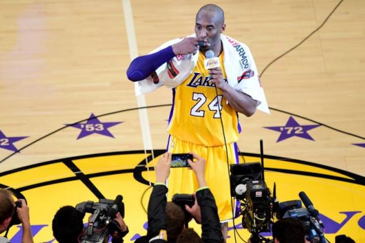Pebasket Los Angeles Lakers, Kobe Bryant, seusai menjalani pertandingan perpisahannya di pentas NBA dengan melawan Utah Jazz di Staples Center, Los Angeles, California, Rabu (13/4/2016) malam waktu setempat atau Kamis WIB.