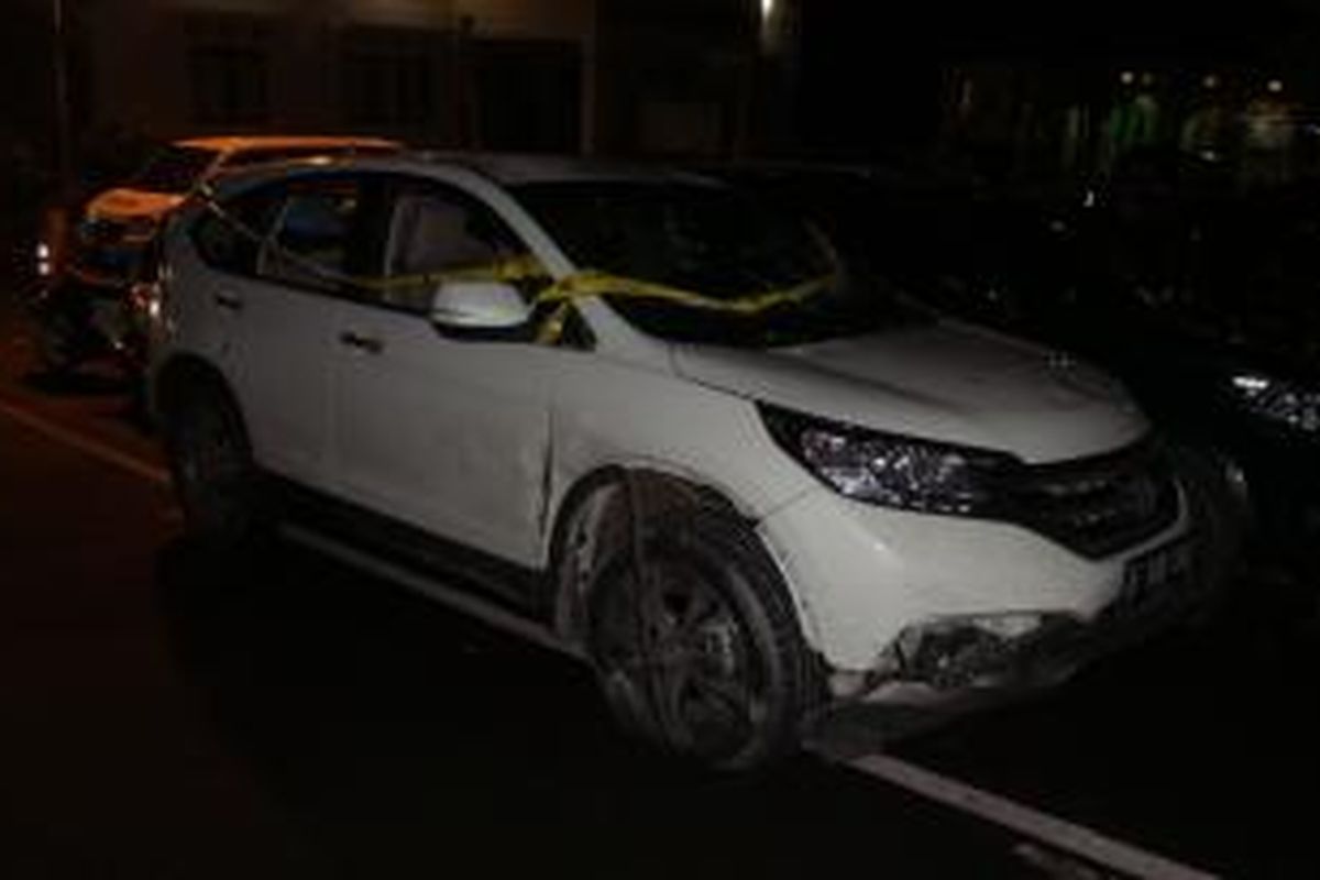 Mobil Toyota CRV bernomor polisi B 888 SAW diamankan di Mapolres Kota Depok, Kamis (29/1/2015). Mobil yang diduga telah digunakan oleh pelaku kejahatan itu mengalami rusak berat akibat amuk massa usai mencoba melarikan diri dari kejaran polisi.