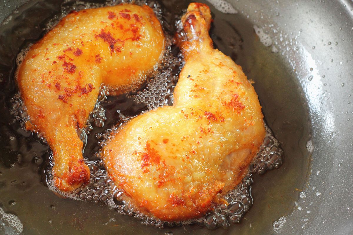 Ilustrasi goreng ayam ungkep 