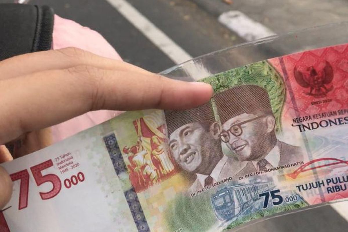 Rhby Sangadji (24), warga asal Denpasar Selatan, Bali menunjukan uang Rp 75 Ribu yang baru didapatkannya.