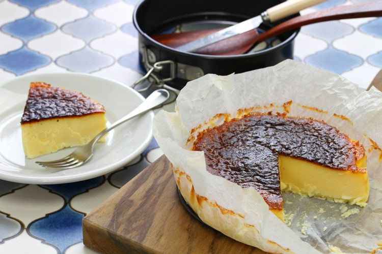 Ilustrasi basque burnt cheesecake.
