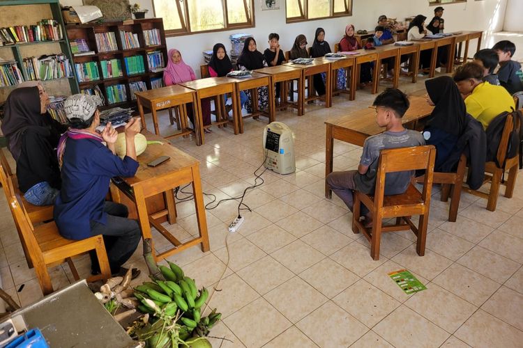 Pertemuan orangtua siswa baru dengan pengelola MTs Pakis Dusun Pesawahan, Desa Gununglurah, Kecamatan Cilongok, Kabupaten Banyumas, Jawa Tengah, Rabu (12/7/2023).