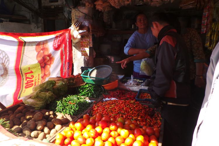 Pedagang sayur di Pasar Palmerah, Jakarta Barat. 