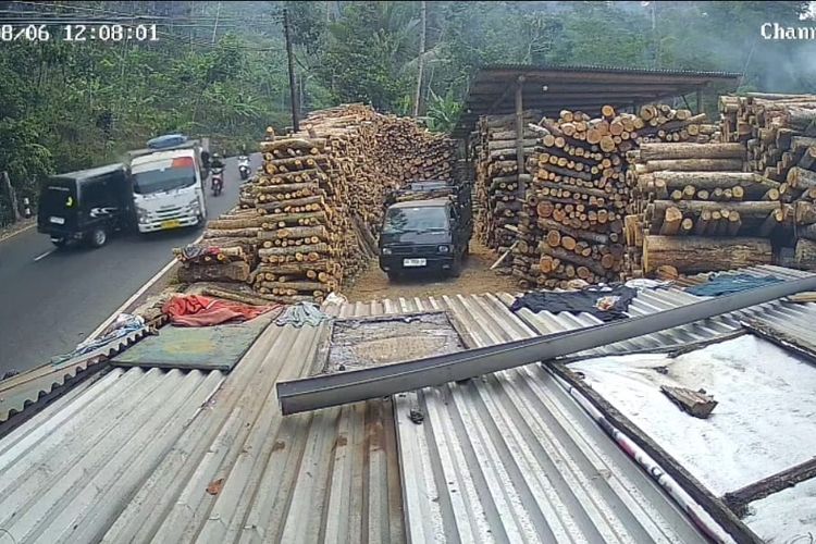 Viral Rekaman CCTV Tabrakan Maut di Wonosobo, Minibus Diduga Oleng karena Sopir Mengantuk Hantam Truk Semen, 4 Orang Luka-luka 