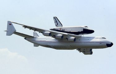 Sebuah pesawat An-225 sedang mengangkut pesawat ulang alik Buran dalam Paris Air Show pada 1989.