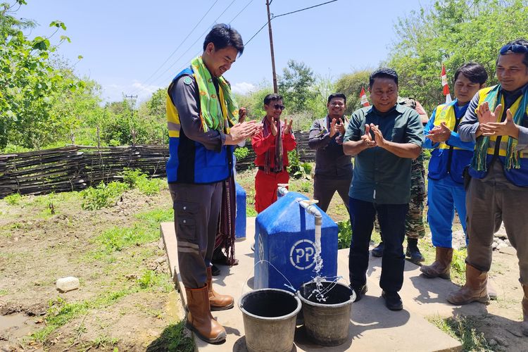 PT PP (Persero) Tbk (PTPP) memberikan bantuan berupa pembuatan sumur bor dan reservoir air bersih untuk mencukupi kebutuhan sehari-hari sumber daya air warga Desa Oelpuah di Kecamatan Kupang Tengah, Kabupaten Kupang, Provinsi Nusa Tenggara Timur, Sabtu (5/10/2024).