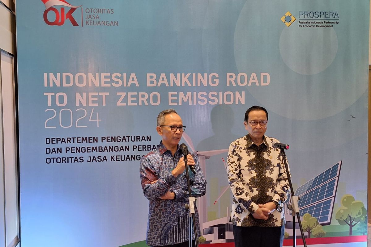 Ketua Dewan Komisioner Otoritas Jasa Keuangan (OJK) Mahendra Siregar dan Kepala Eksekutif Pengawas Perbankan OJK Dian Ediana Rae dalam acara Indonesia Banking to Net Zero Emission, Senin (4/3/2024).