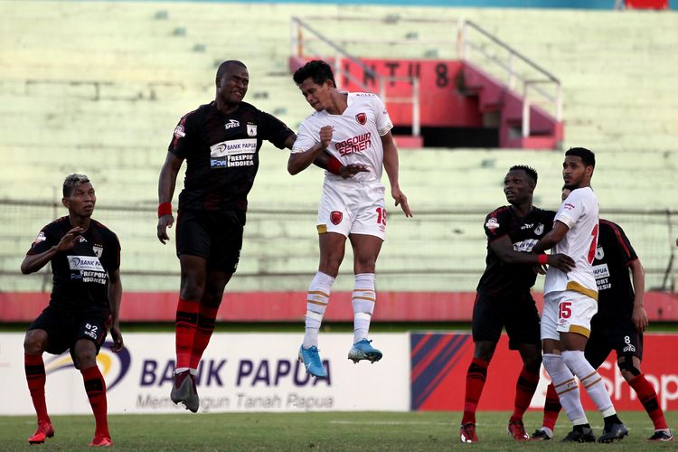 Pemain PSM Makassar Rizky Pellu (tengah kanan) duel dengan pemain Persipura Jayapura pada Pekan ke 21 Liga 1 2019 yang berakhir dengan skor 3-1 di Stadion Gelora Delta Sidoarjo, Jawa Timur, Jumat (27/09/2019) sore.
