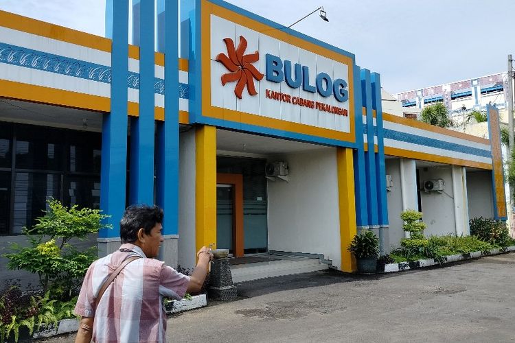 Kantor Perum Bulog Cabang Pekalongan di Jalan Kolonel Sugiono, Kota Tegal, Jawa Tengah, Selasa (14/3/2023).