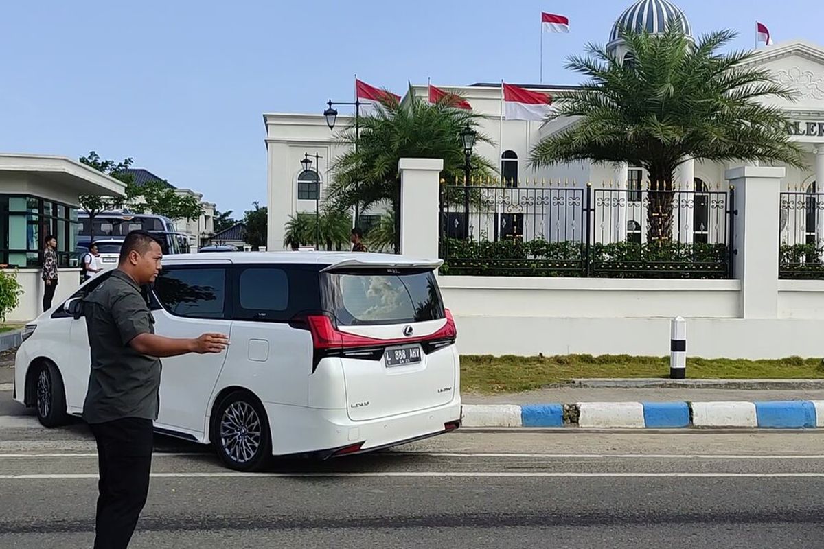 Rimbongan Anis Baswedan masuk kawasan Museum dan Galery SBY - ANI di Pacitan Jawa Timur,.Kamis (01/06/2023)
