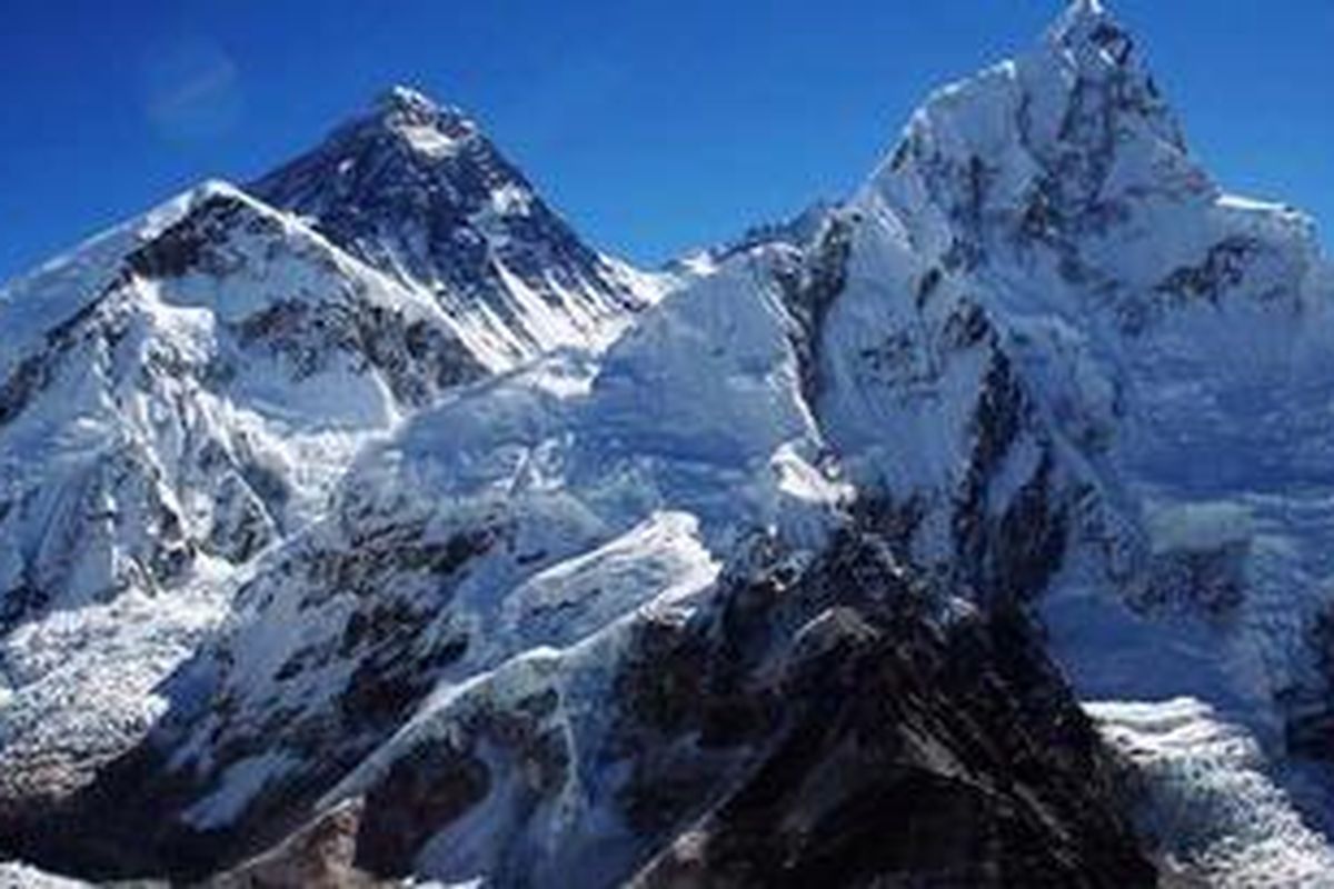 Inilah puncak Everest (8.850 mdpl) di Nepal. Everest atau bangsa Nepal menyebutnya Sagarmatha atau Bunda Semesta merupakan puncak tertinggi di dunia yang selalu menantang para pendaki profesional dunia.