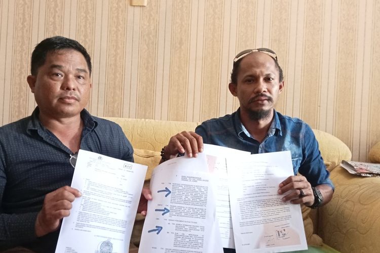 pengusaha asal Kabupaten Belitung bernama Junaidi (kiri) didampingi kuasa hukumnya Wandi (kanan) menunjukkan bukti laporan polisi terhadap seorang Caleg DPRD Sinjai di kediaman kerabatnya di Jalan Sukaria, Kecamatan Panakkukang, Kota Makassar, Sulsel, Selasa (9/1/2024).