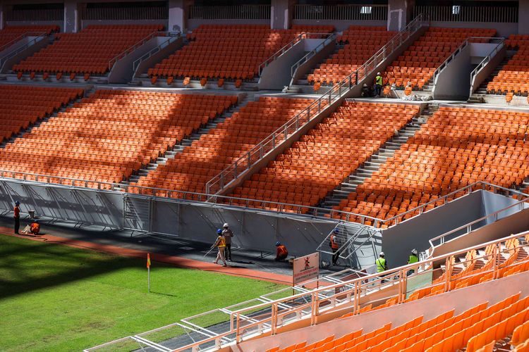 Suasana pembangunan Jakarta International Stadium (JIS) di Papanggo, Tanjung Priok, Jakarta Utara, Kamis (24/3/2022). Berdasarkan laporan mingguan ke-131 dari PT Jakarta Propertindo mencatat bahwa progres realisasi pembangunan stadion yang diproyeksikan berkapasitas 82.000 penonton itu telah mencapai 98,26 persen.