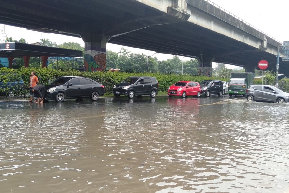 Banjir terjadi di depan gedung Gudang Garam, Cempaka Putih, Jakarta Pusat, Sabtu (8/2/2020)