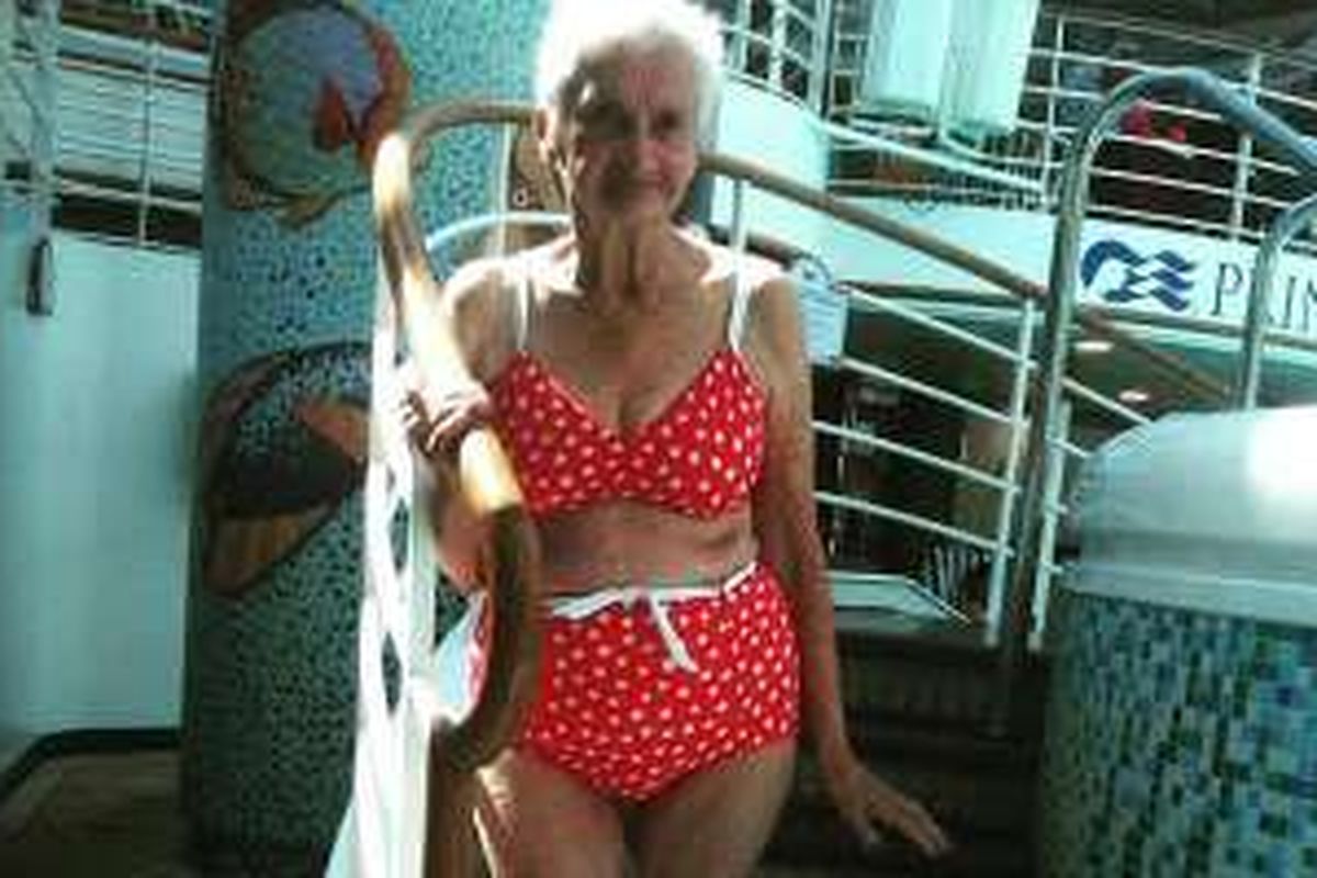 Foto Irene Carney kenakan bikini 90 tahun. 