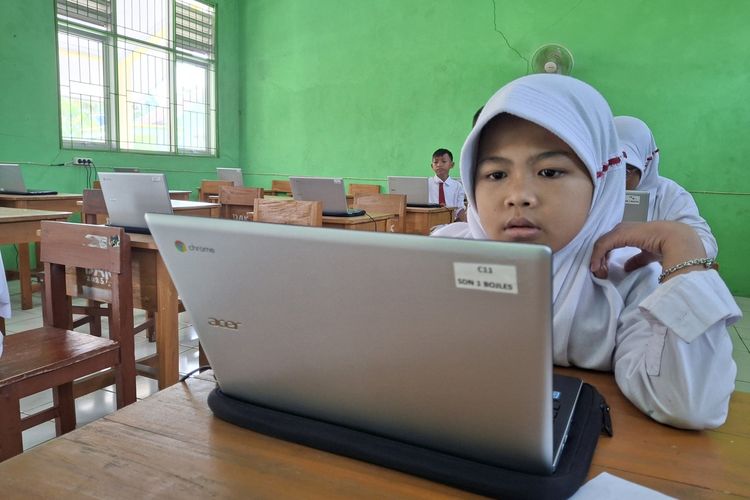 Murid-murid SDN 1 Bojongleles di Kecamatan Cibadak, Kabupaten Lebak melakukan Asesmen Nasional Berbasis Komputer (ANBK) dengan menggunakan Chromebook, Senin (8/9/2025).
