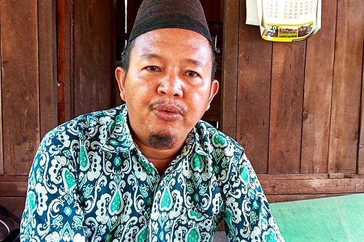 Kario, seniman pantun Melayu Bangka di pondok pantunnya di Kurau, Bangka Tengah, Selasa (19/9/2023).