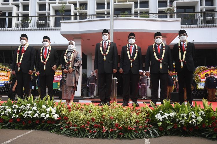 Komisioner Komisi Pemilihan Umum (KPU) yang baru dilantik (dari kiri) Yulianto Sudrajat, Parsadaan Harahap, Betty Epsilon Idroos, Hasyim Asy'ari, Idham Holik, Mochammad Afifuddin, dan August Mellaz tiba di Gedung  KPU, Jakarta, Selasa (12/4/2022). Presiden Joko Widodo resmi melantik ketujuh komisioner KPU untuk bertugas dalam periode 2022-2027. ANTARA FOTO/Akbar Nugroho Gumay/TOM.