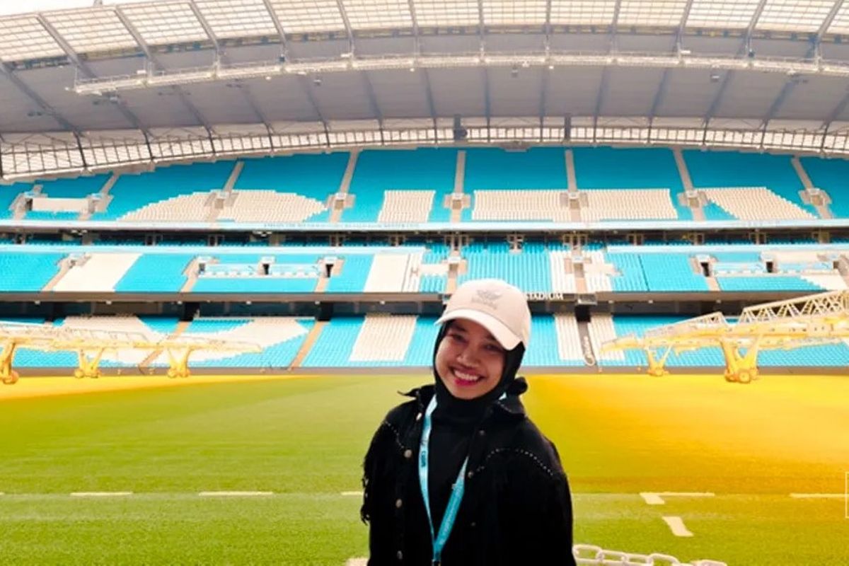 Mahasiswi Prodi D3 Manajemen Pemasaran Sekolah Vokasi (SV) Universitas Sebelas Maret (UNS), Adenia Nadira Tuzenitha saat berada di kandang Manchester City yakni di Etihad Stadium, Inggris.
