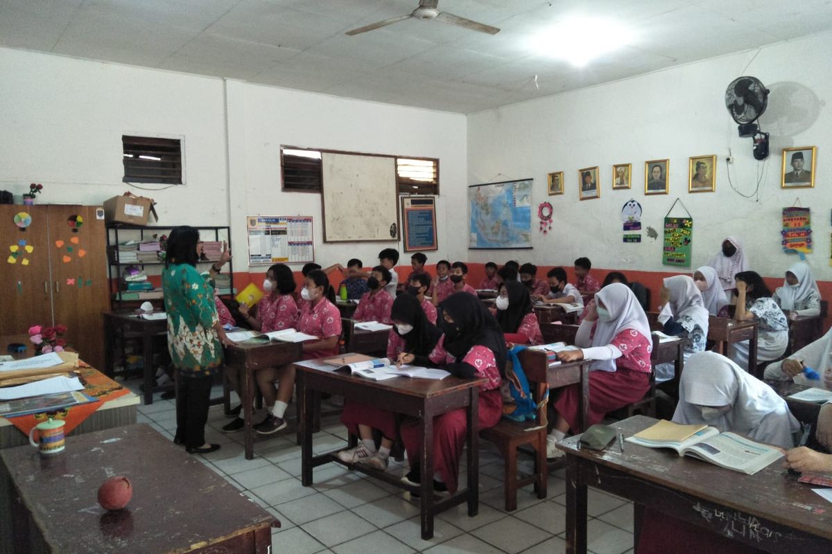 Seorang guru tengah menerangkan materi pelajaran kepada para siswa di Sekolah Dasar Negeri Pancoran Mas 3, Depok pada Kamis (12/5/2022). 