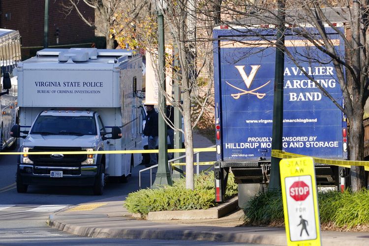 Sebuah truk investigasi TKP Polisi Negara Bagian Virginia berada di lokasi penembakan semalam di Universitas Virginia, Senin, 14 November 2022, di Charlottesville.