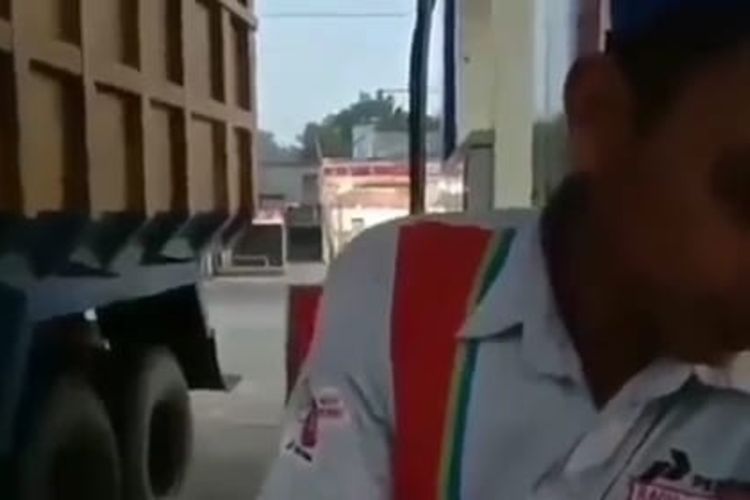 Tangkapan layar video dugaan pungli di SPBU Rawalo, Kabupaten Banyumas, Jawa Tengah, yang direkam oleh sopir dump truk.