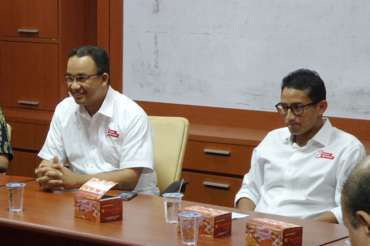 Calon gubernur dan wakil gubernur DKI Jakarta Anies Baswedan dan Sandiaga Uno saat berkunjung ke gedung Dewan Pers untuk diskusi bersama Persatuan Wartawan Indonesia (PWI) pada Jumat (24/3/2017).