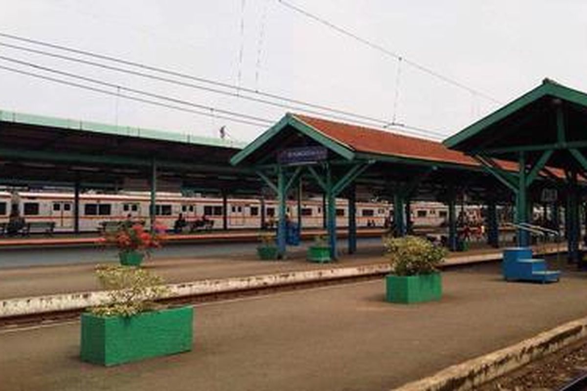 Stasiun Manggarai, Selasa (23/8) siang, mulai normal setelah salah satu jalur macet karena satu pantograf patah. 