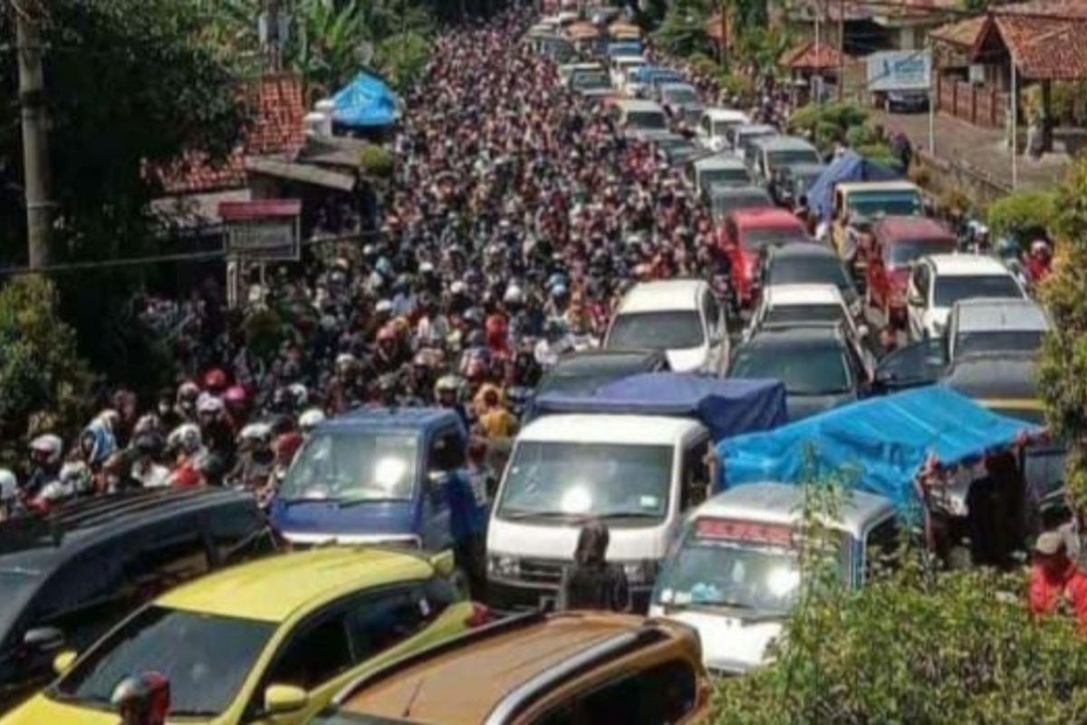 Kawasan Kalipucang menuju Pantai Pangandaran macet parah dan kawasan Gentong Kabupaten Tasikmalaya, Jawa Barat, macet sampai 10 kilometer sejak Rabu (4/5/2022) malam kemarin.