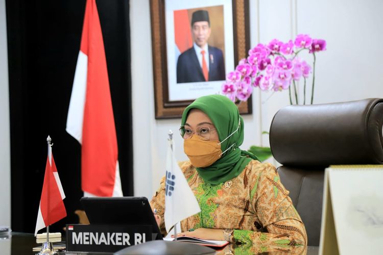 Menteri Ketenagakerjaan (Menaker) Ida Fauziyah saat menghadiri pertemuan dengan sejumlah driver dan kurir e-commerce secara virtual, Kamis (12/8/2021).