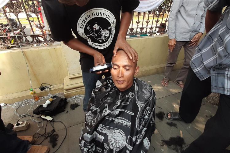 Warga Mencukur Rambut Kepala dan Alisnya di Depan Gedung DPRD Gunungkidul 2019-2024 Senin (12/8/2019)