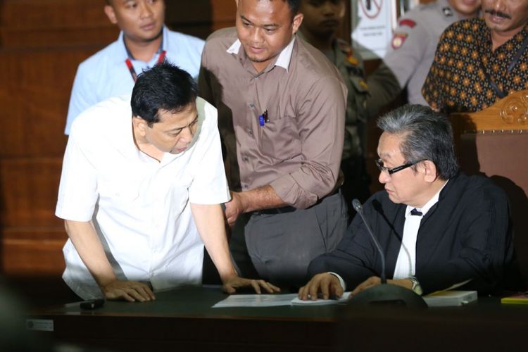 Terdakwa kasus e-KTP Setya Novanto (kiri berkemeja putih dan kuasa hukumnya, Maqdir Ismail, di Pengadilan Tipikor Jakarta, Rabu (13/12/2017).