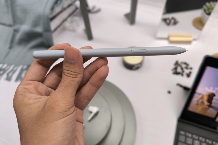 Pengguna yang membeli Samsung Galaxy Tab S10 series bakal mendapatkan pena digital (stylus) Samsung S Pen. Pena digital ini mendukung berbagai fitur AI seperti Circle to Search, Instant Translation, Sketch to Image, dan Smart Select.