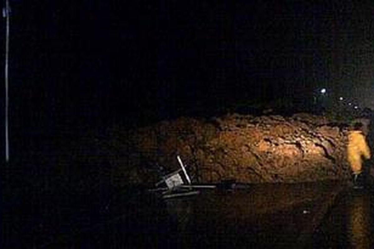 Situasi longsor di Tol Cipularang kilometer 100 arah Bandung-Jakarta, Selasa (12/2/2013) malam yang ditweet dhanihaf.