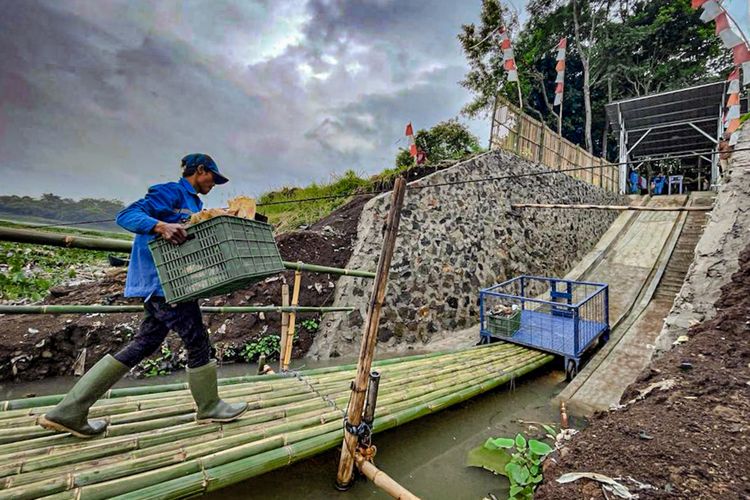 Aktivitas pengangkatan sampah plastik dari sungai Citarum menggunakan teknologi trash boom dan konveyor apung di Bandung Barat.