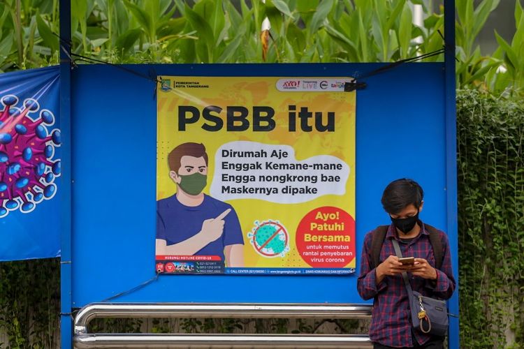 Seorang warga menunggu angkutan umum di Halte Perintis Kemerdekaan di tengah penerapan Pembatasan Sosial Berskala Besar (PSBB) di Cikokol, Kota Tangerang, Banten, Sabtu (2/5/2020). Gubernur Banten  Wahidin Halim menyatakan penerapan PSBB di Tangerang Raya diperpanjang selama 14 hari sejak tanggal 4 Mei 2020. ANTARA FOTO/Fauzan/wsj.