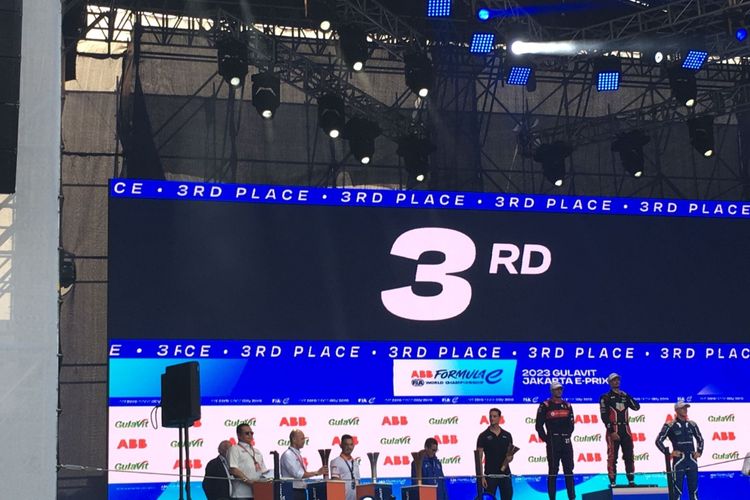Ketua MPR RI sekaligus Ketua Steering Comittee Formula E 2023 Bambang Seosatyo dan Menteri Pariwisata dan Ekonomi Kreatif Sandiaga Uno memberikan piala kepada pemenang balap mobil listrik Formula E Jakarta 2023 seri 10 yang digelar Sabtu (3/6/2023).