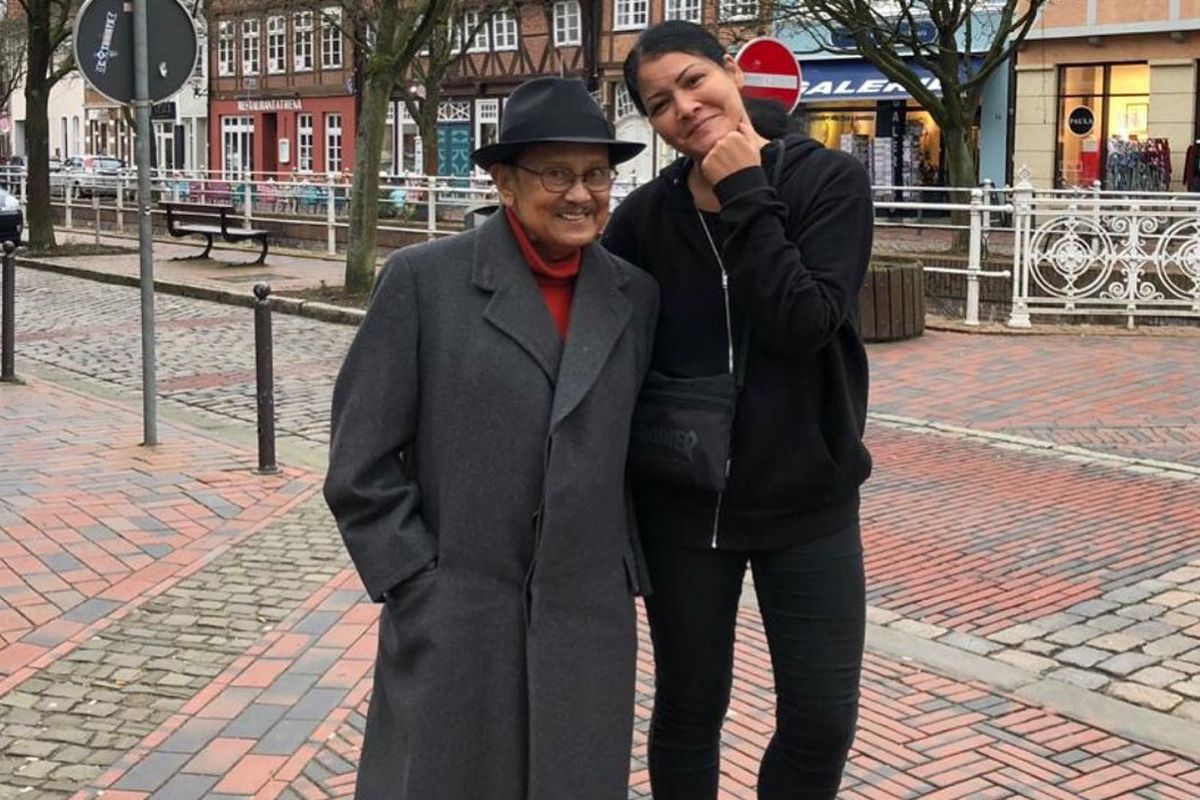 Presiden ketiga RI BJ Habibie bersama penyanyi Melanie Subono.