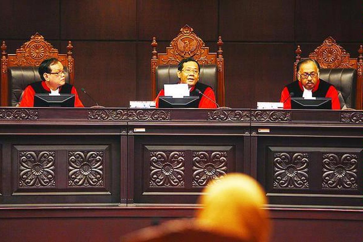Ketua Mahkamah Konstitusi (MK) Mahfud MD (tengah) didampingi Wakil Ketua MK Abdul Mukthie Fadjar (kiri) dan hakim konstitusi Arsyad Sanusi serta hakim konstitusi lainnya mengabulkan permohonan uji materi atas Undang-Undang Pilpres yang menetapkan bahwa kartu tanda penduduk (KTP), ditambah kartu keluarga dan paspor, sah digunakan sebagai identitas untuk mencontreng pada pilpres mendatang. Keputusan tersebut dibacakan dan ditetapkan di Gedung MK, Jalan Medan Merdeka Barat, Jakarta Pusat, Senin (6/7).